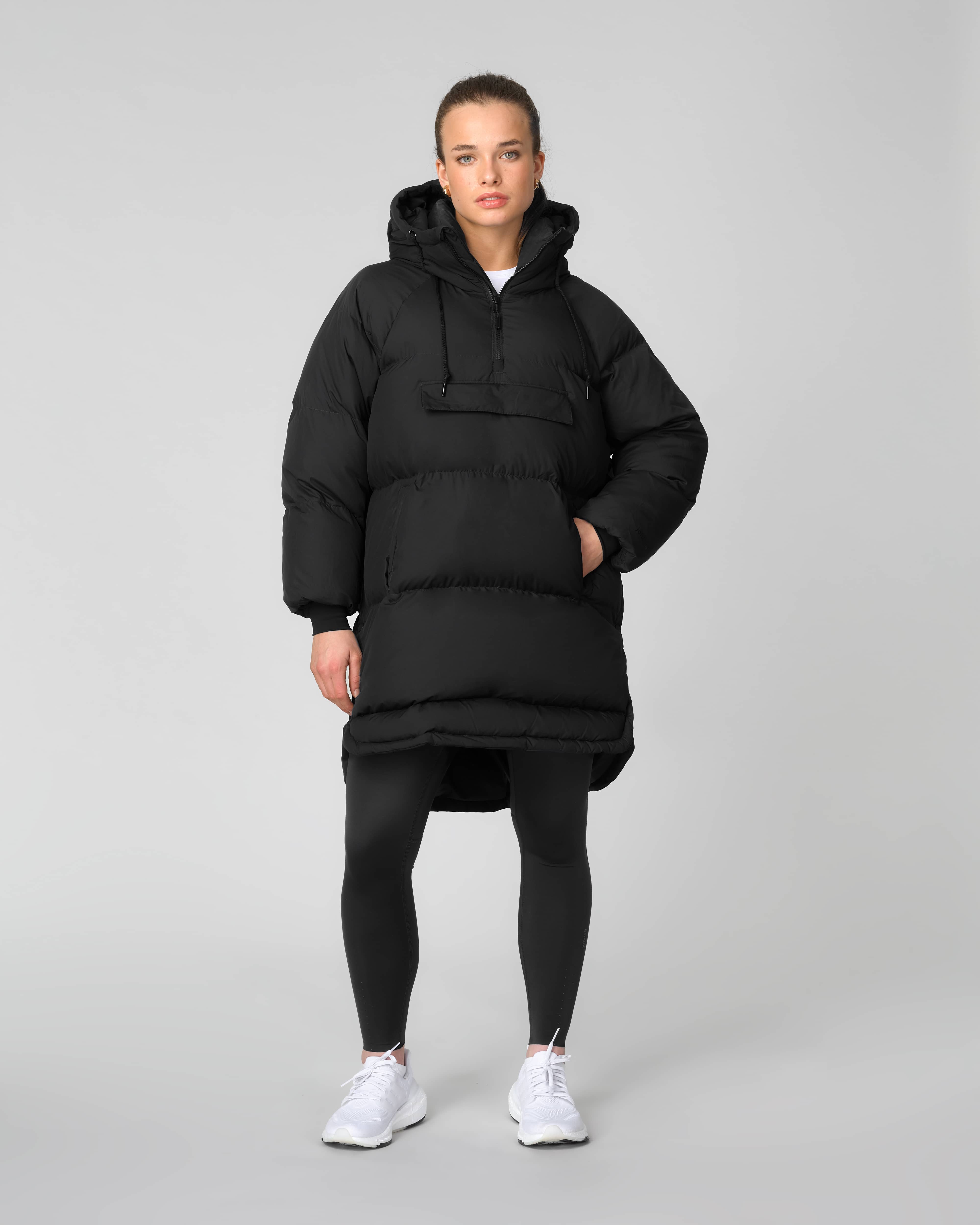 Adapt Down Poncho 2.0 - True black