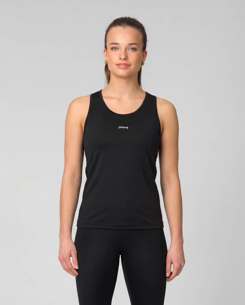 Woman wearing the black Johaug Energy Singlet, a classic and functional training tank for gym or running.