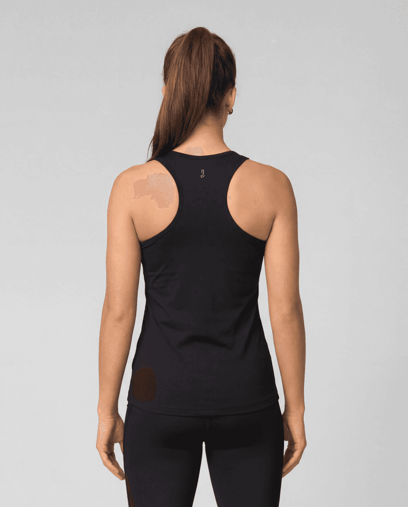 Woman showing the back of the black Johaug Energy Singlet, featuring a racerback for freedom of movement.
