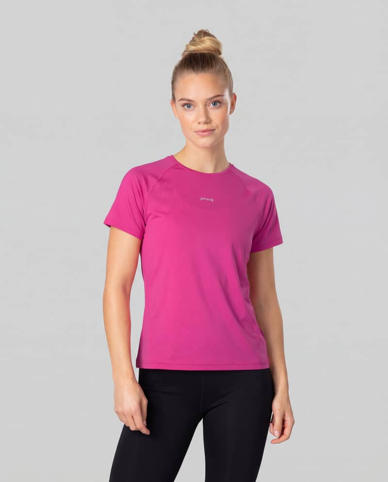 Woman wearing the berry pink Johaug Energy T-Shirt, a 4-way stretch training tee styled for indoor workouts.